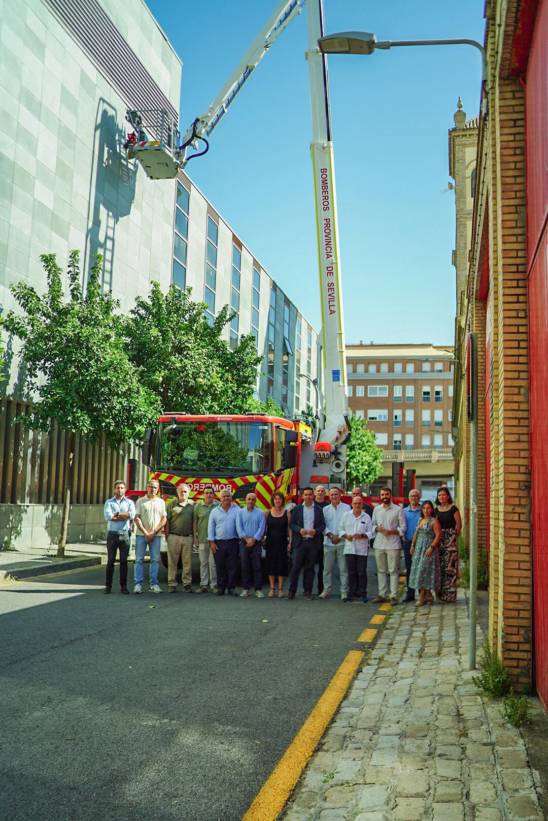 La Diputación recepciona un brazo articulado escala con el que completa para 2025 el suministro de cinco vehículos contra incendios, con un total de inversión de 4,9M€