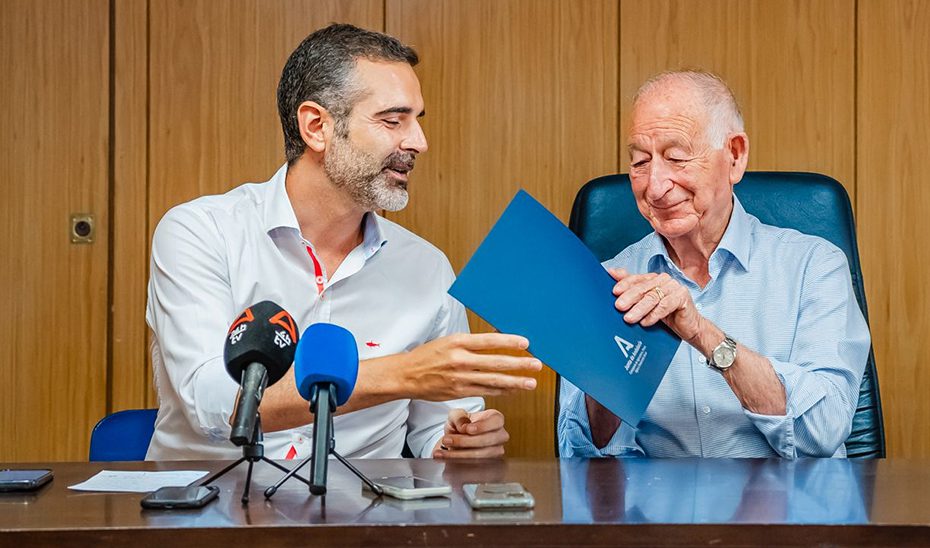 La Junta entrega la concesión de agua desalada para abastecimiento por 20 años al Ayuntamiento de Roquetas de Mar