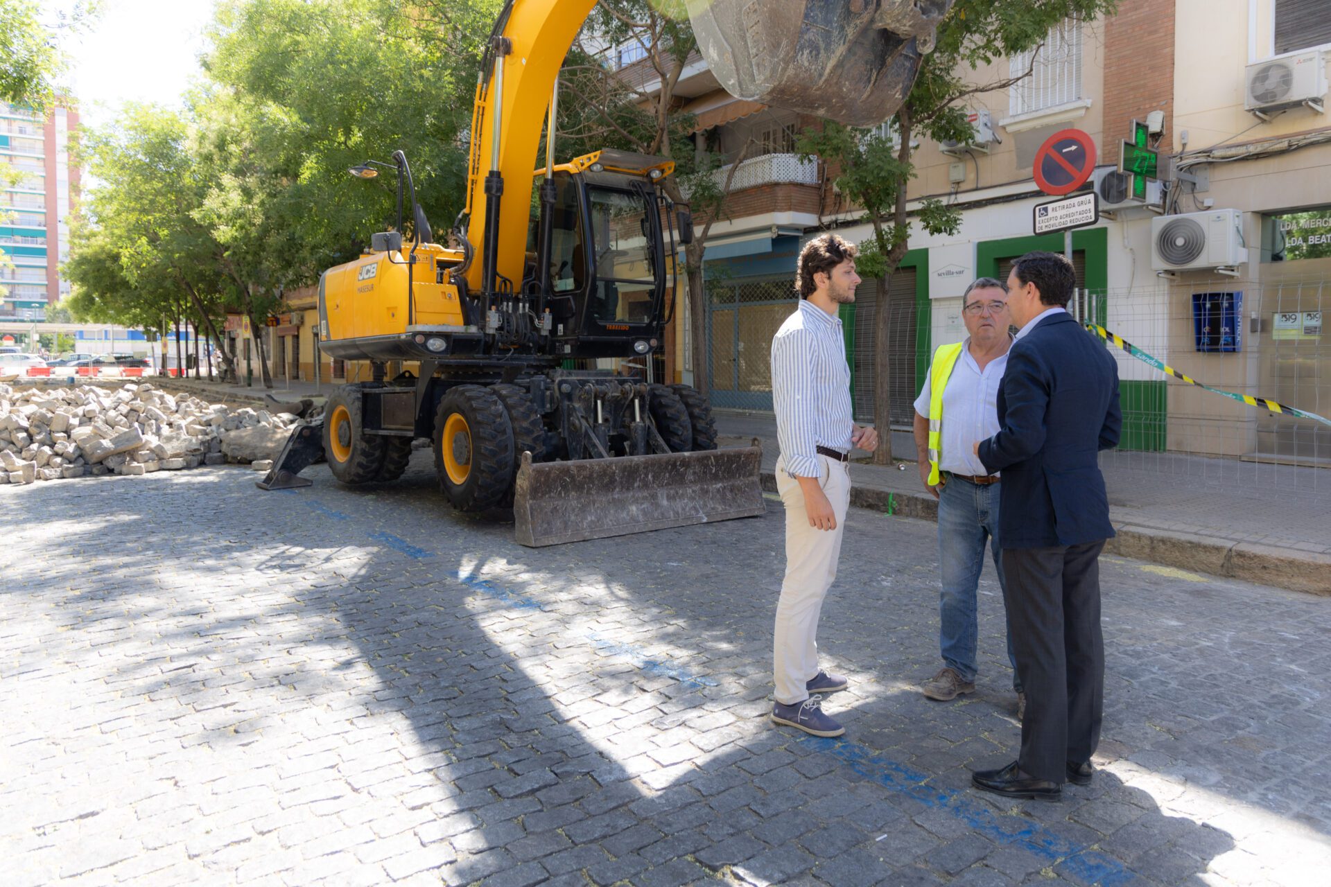 El Gobierno de Sanz reurbaniza arterias de Bami y reutilizará su adoquín de Gerena para calles históricas del Casco Antiguo