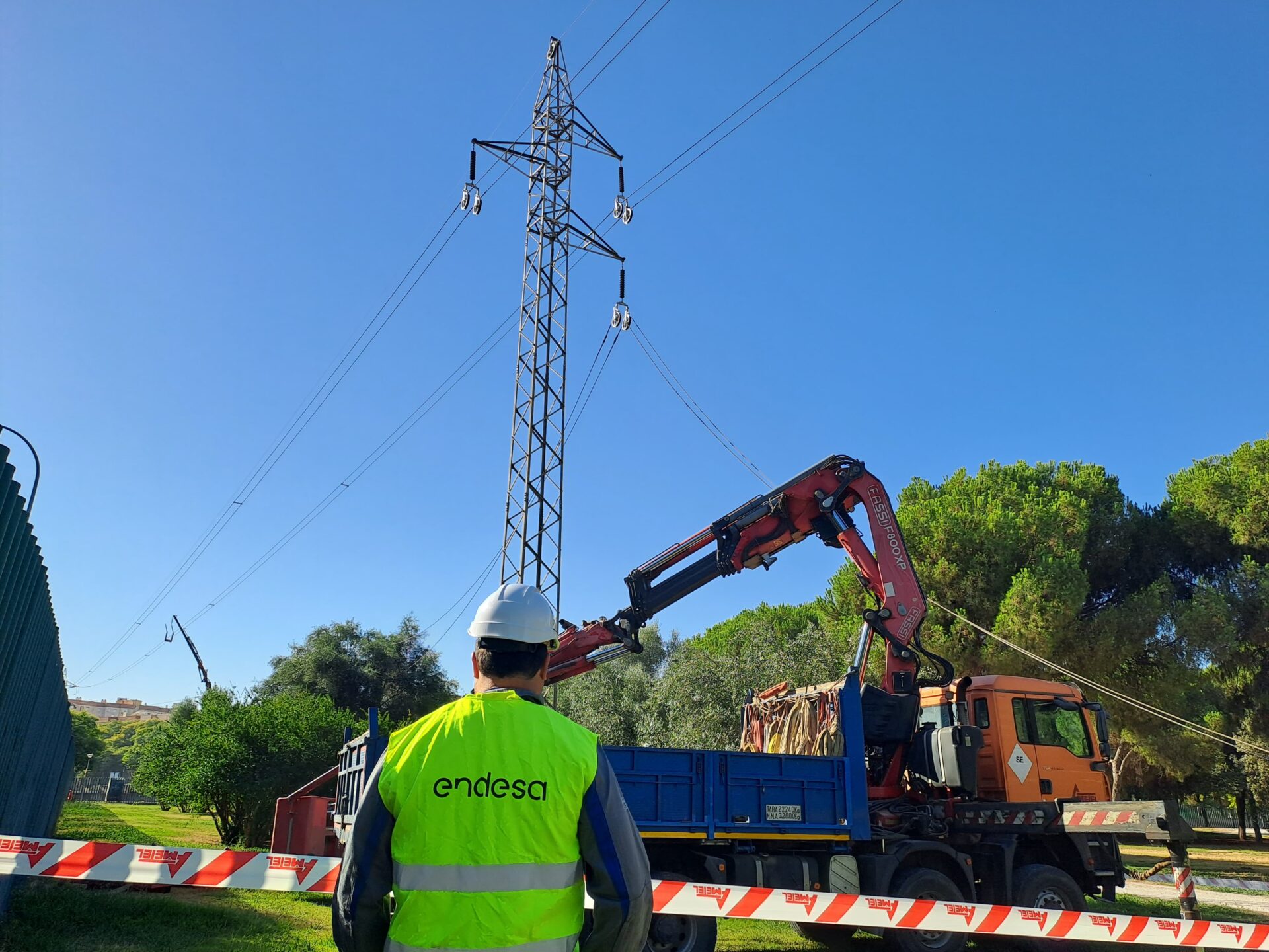El Ayuntamiento y Endesa comienzan a desmontar las dos líneas de alta tensión que atraviesan Sevilla Este