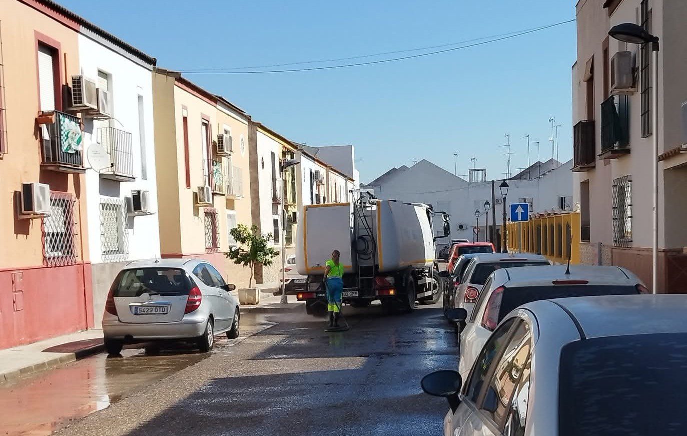 La limpieza con agua a presión y desbroce de acerados continúa por el municipio