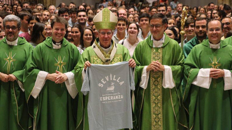 Mons. Saiz invita a los peregrinos sevillanos a vivir «una experiencia espiritual, eclesial, transformadora»