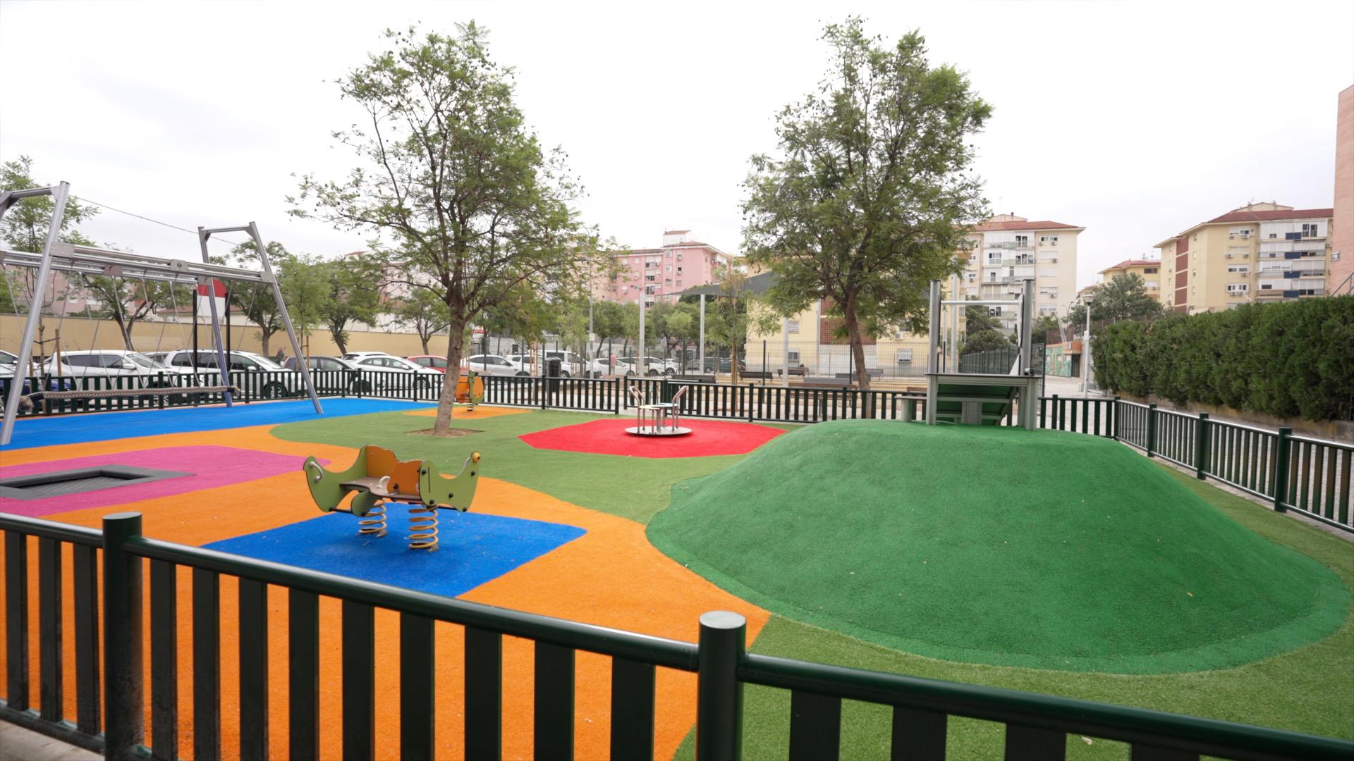 El Gobierno de Sanz transforma por completo un parque infantil obsoleto en Parque Alcosa y lo convierte en un espacio moderno y accesible