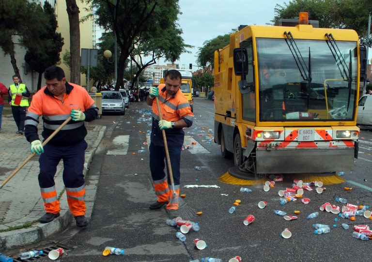 Lipasam gasta 7 millones al año en limpiar los puntos de contenedores y recoger la basura que se saca de ellos