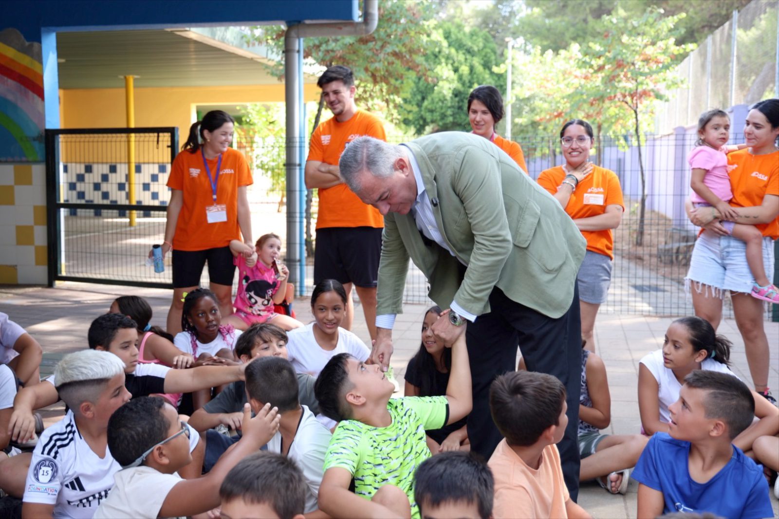 El alcalde Sanz visita las escuelas de verano gratuitas, que atienden a más de 1700 menores y ofrecen casi 40 000 menús durante el verano