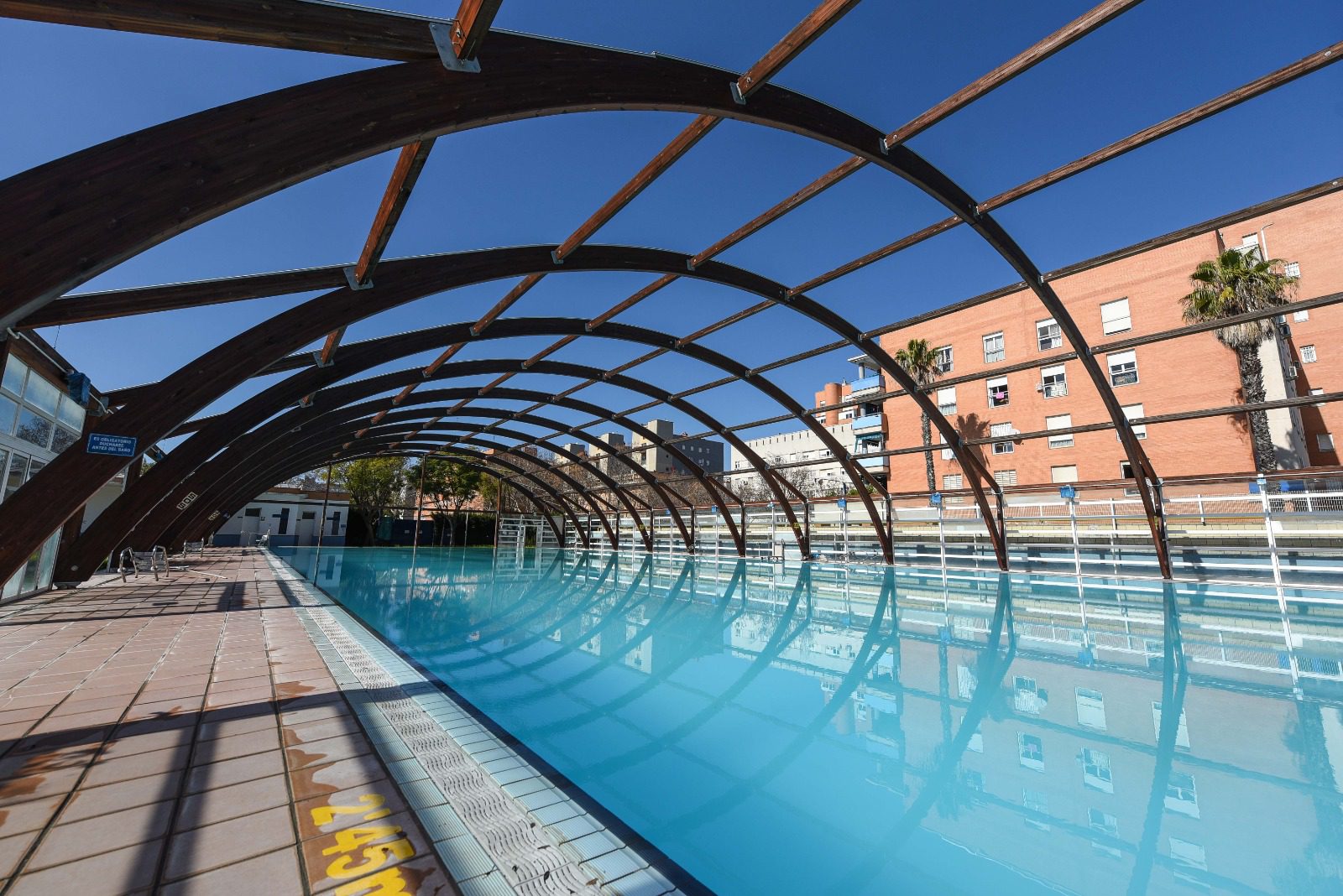 El Ayuntamiento inicia la retirada la cubierta de la piscina del Centro Deportivo Entreflores para garantizar la seguridad de los usuarios