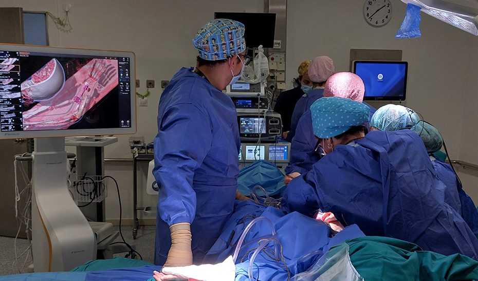 El Hospital Reina Sofía realiza un autotrasplante de peroné que devuelve la movilidad del brazo a un niño de 7 años