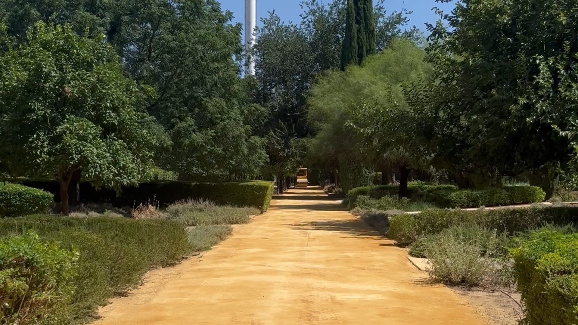 El Ayuntamiento rehabilita los caminos centrales de los Jardines del Guadalquivir dentro del plan de recuperación de este espacio verde