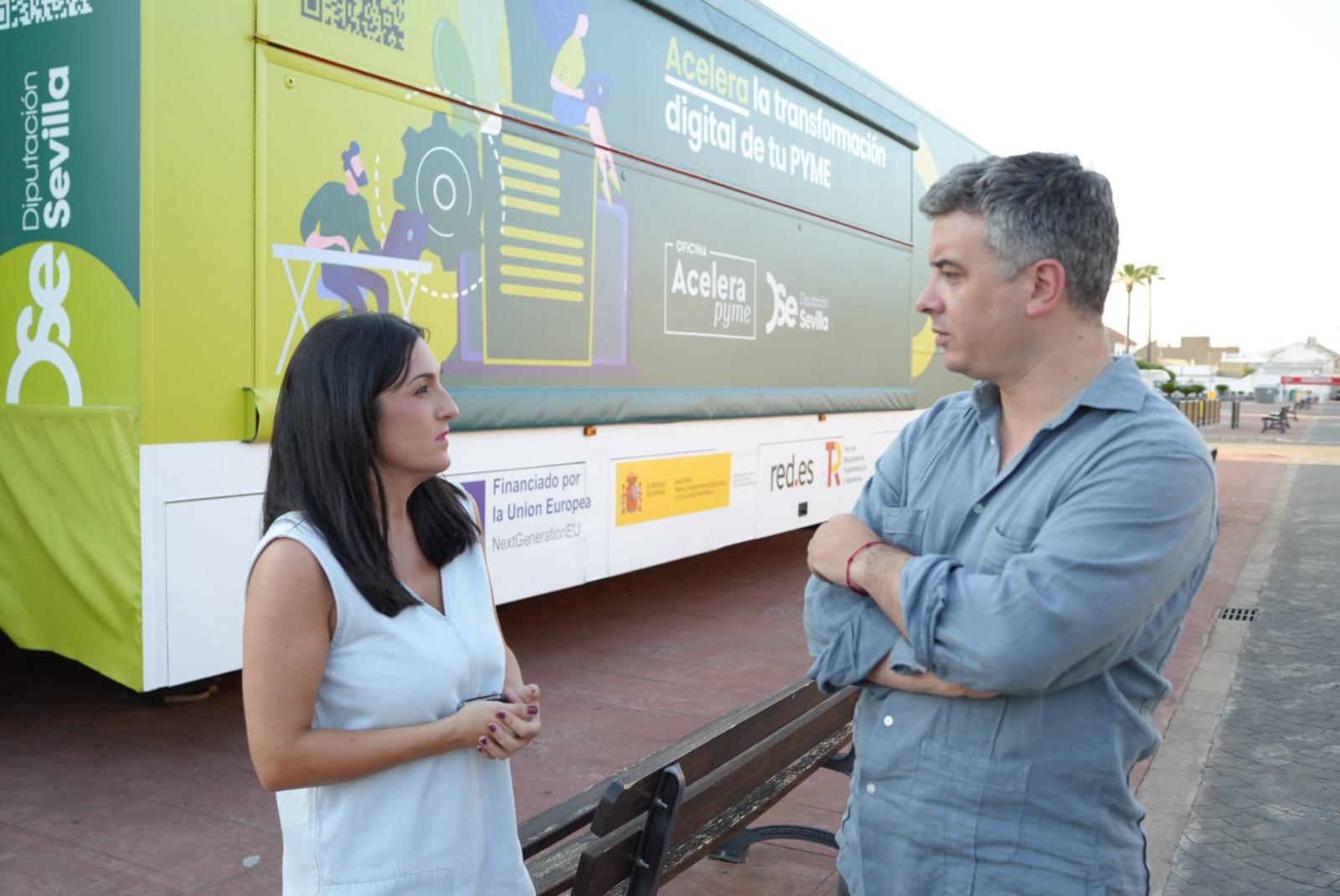El aula digital itinerante de la Oficina Acelera Pyme Rural Sevilla visita Cañada Rosal en su recorrido acercando la digitalización a las pymes y autónomos de los pequeños municipios de la provincia