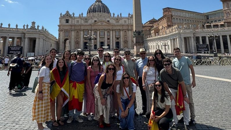 La peregrinación sevillana al Jubileo de los Jóvenes llega a Roma