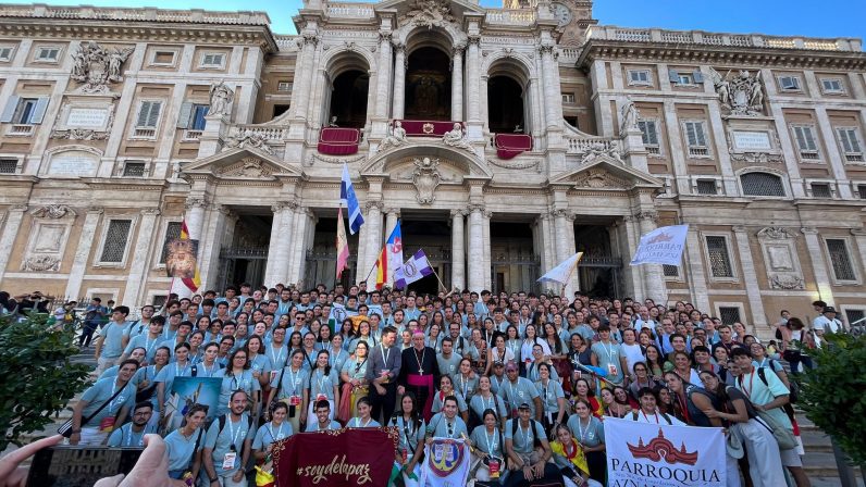 Los peregrinos sevillanos atraviesan la puerta santa en Santa María la Mayor