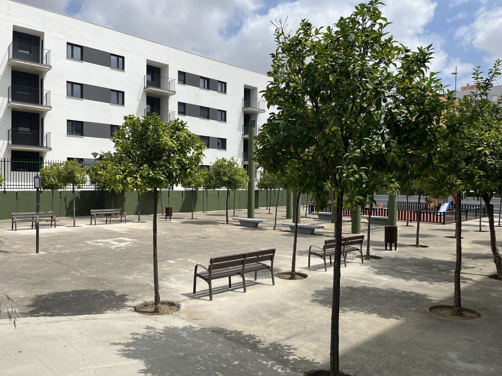 El Ayuntamiento impulsa la recuperación de las plazas Francisca de Chaves y Amoríos de Sevilla Este con mejoras de accesibilidad, mobiliario y pavimentación