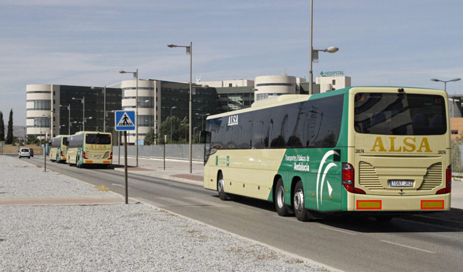 Casi 30 rutas en autobús conectan los municipios del interior con las playas andaluzas este verano