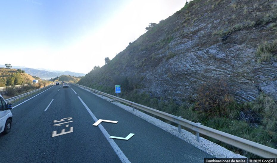 Cuatro heridos en un accidente de tráfico en la   A-7 a su paso por Vélez-Málaga