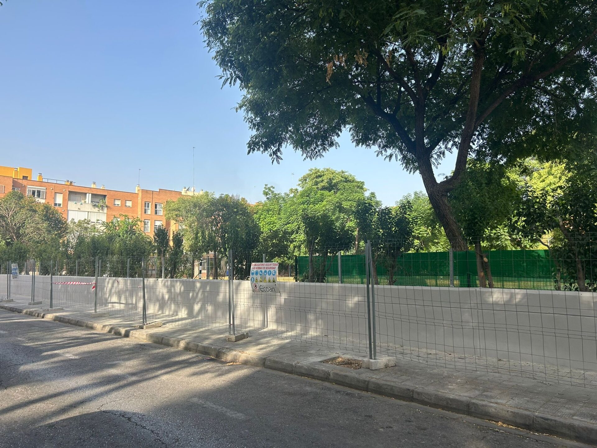 El Ayuntamiento invierte 240 000 euros en el CEIP Pablo Picasso, renovando el cerramiento y sus pistas deportivas