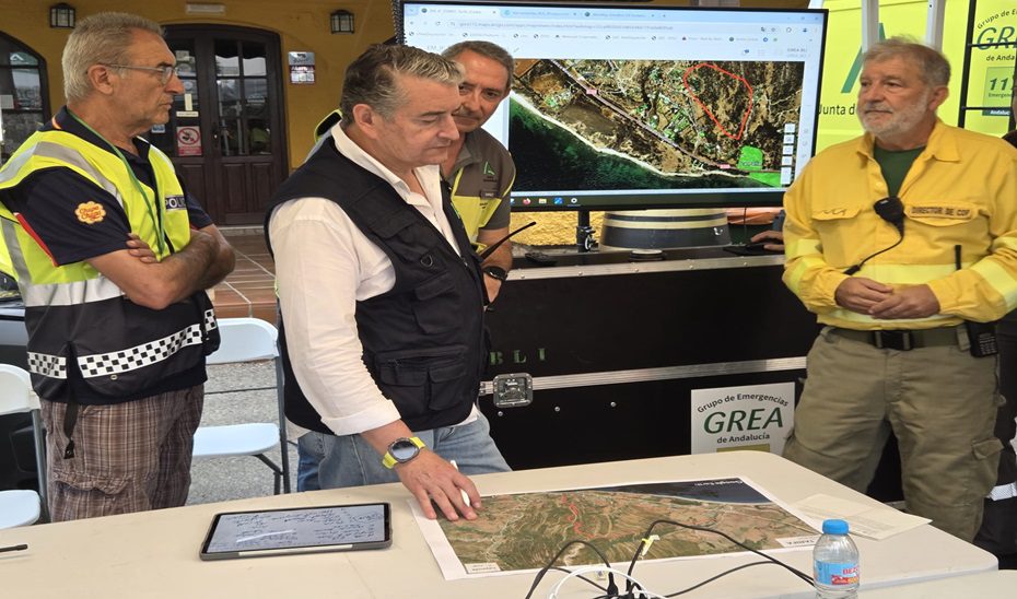 Más de un centenar de efectivos de Infoca trabajan esta noche en el incendio forestal de Tarifa