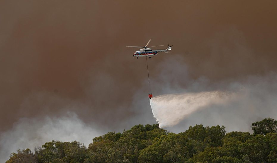 Los trabajos de extinción aseguran el flanco sur del incendio de Tarifa
