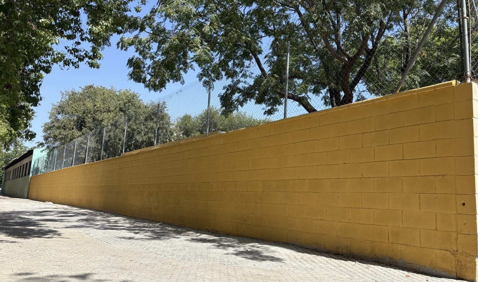 El Ayuntamiento renueva el cerramiento del CEIP Nuestra Señora de la Paz, en el Polígono Sur, otorgando mayor seguridad al colegio