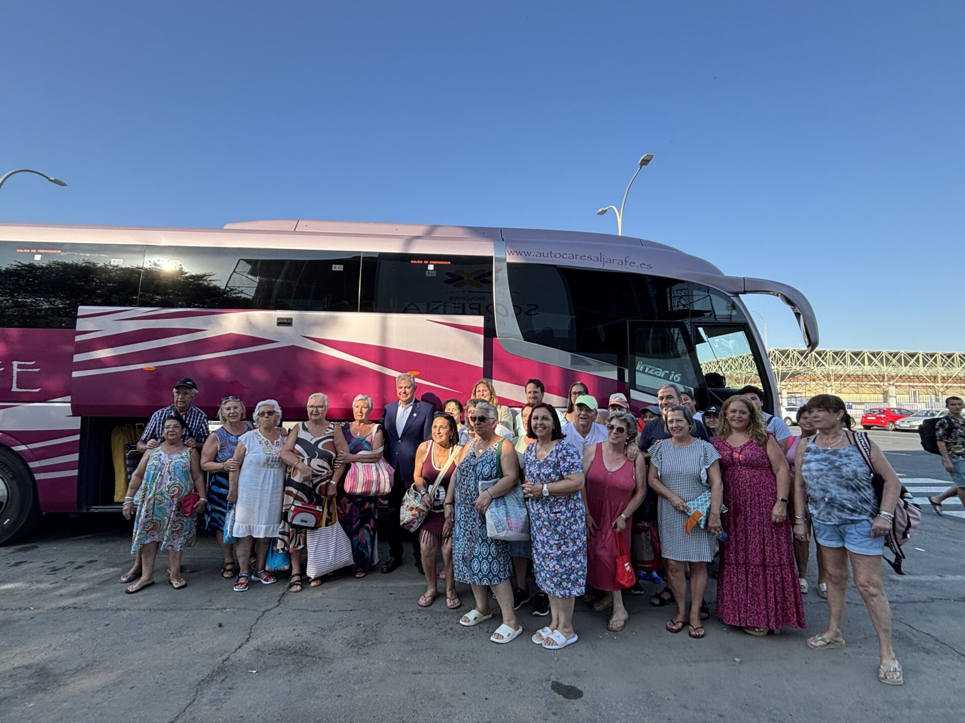 El Ayuntamiento lleva a la playa a más de 5500 sevillanos en los viajes de verano de todos los distritos
