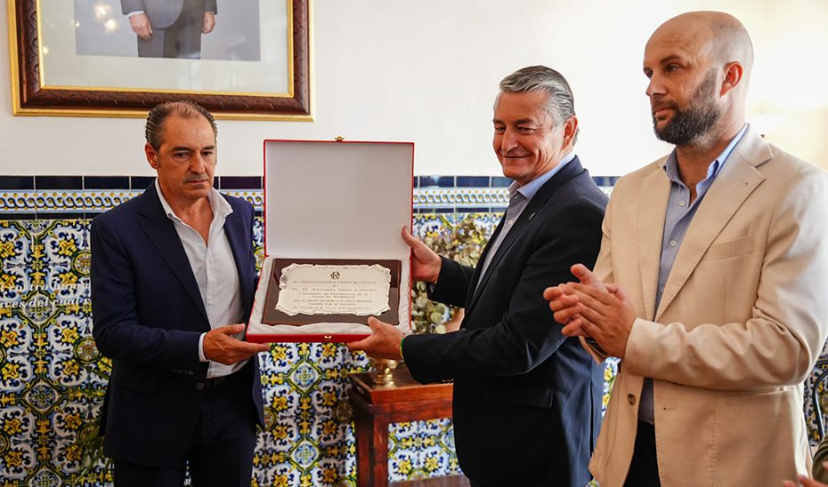 La Junta prueba en una novillada de las escuelas taurinas en Cazalla nuevas banderillas y divisas