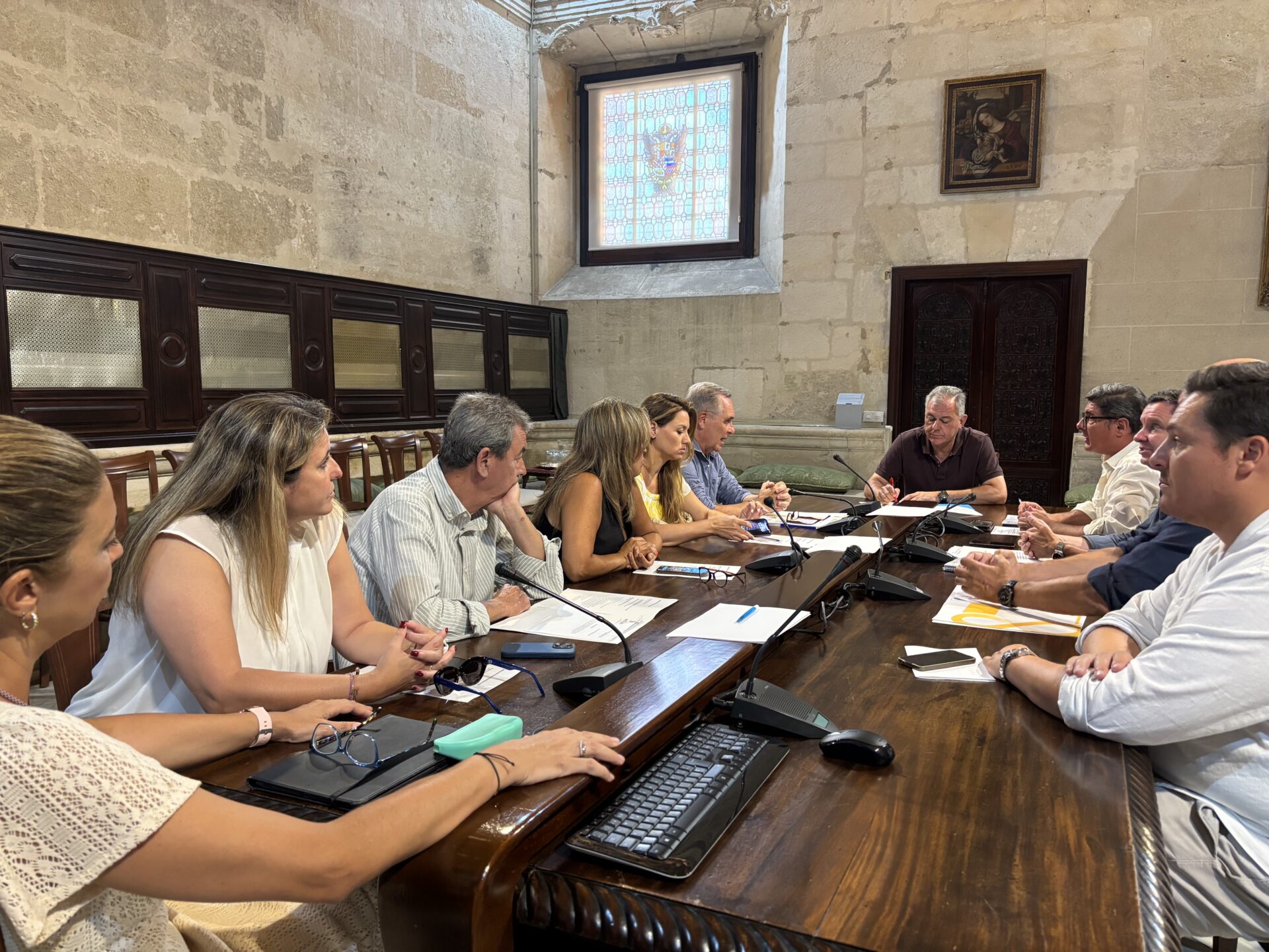 El Ayuntamiento aprueba una inversión de más de 11 millones de euros en nuevos coches para la Policía Local y adjudica las nuevas obras del Mercado de la Feria