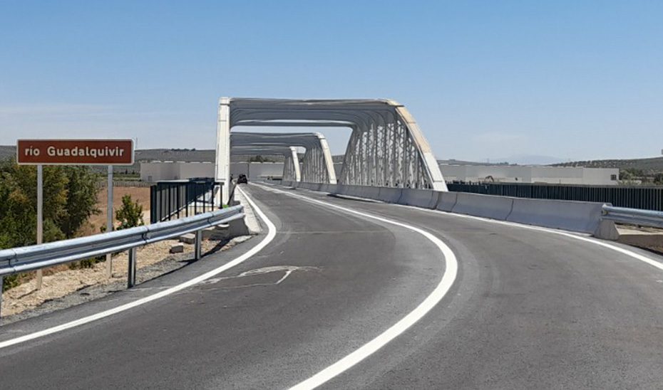 El puente Villa del Río reabre al tráfico con un carril por sentido tras las obras de ampliación de la Junta