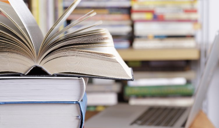Personal de Biblioteca, Archivo Histórico y Vicerrectorado de Investigación se reúne en una jornada de trabajo en equipo