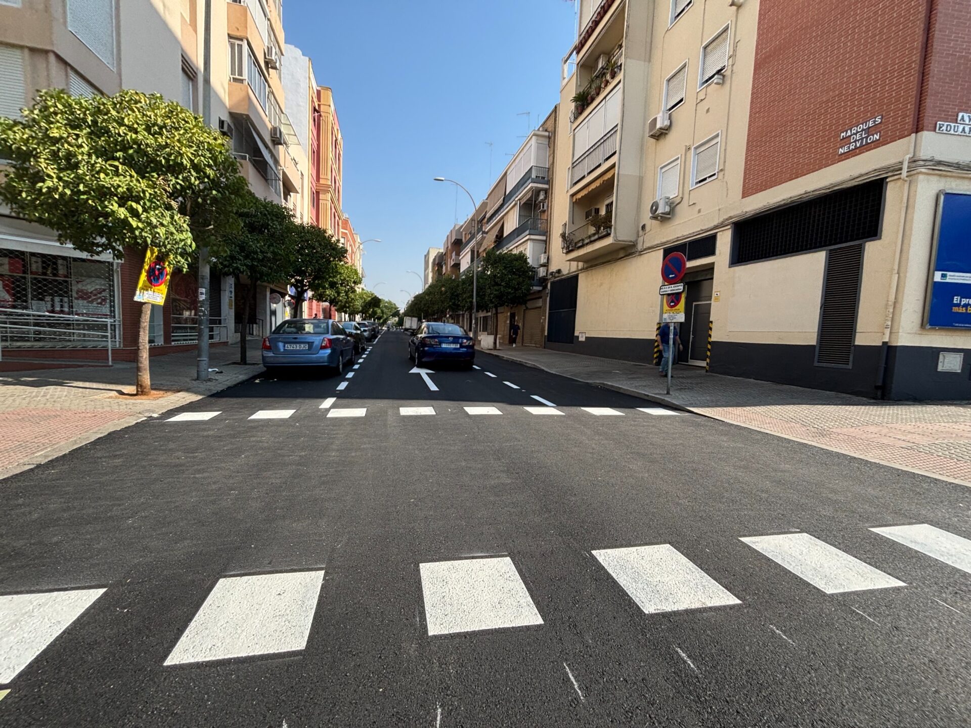 El Gobierno de Sanz repavimenta en una noche la calle Marqués del Nervión, entre Luis Montoto y Eduardo Dato, y suma esta vía a su ambicioso plan de reasfaltado