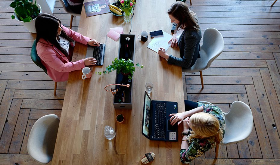 La Junta activa un protocolo pionero para impulsar el emprendimiento femenino