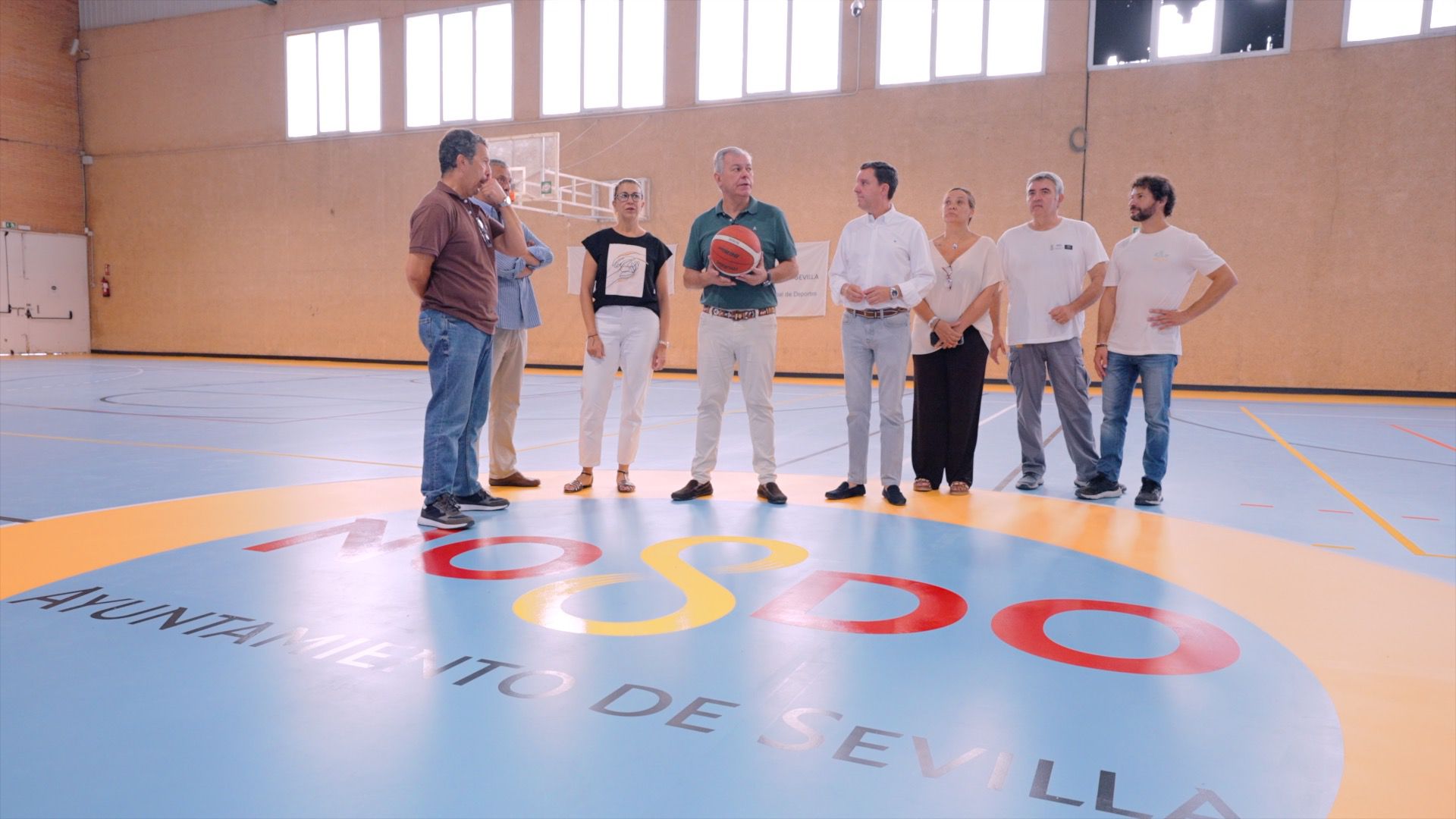 El Gobierno de Sanz renueva en tiempo récord la pista del pabellón cubierto del C. D. Pino Montano, que evitará futuras inundaciones con pavimento de primera calidad