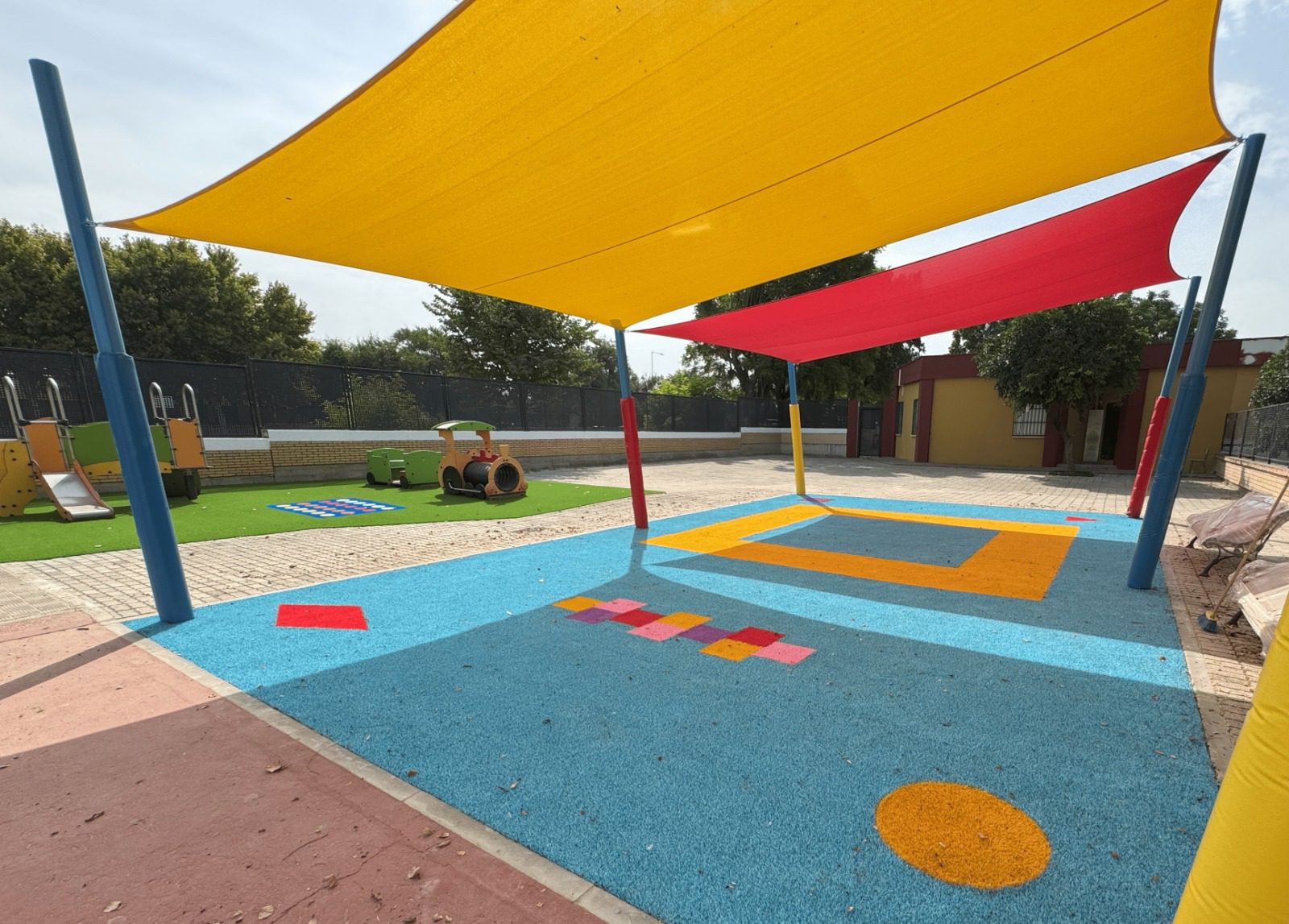 El Gobierno de Sanz renueva los exteriores del colegio Juan Ramón Jiménez con una moderna zona de infantil y nueva pista deportiva