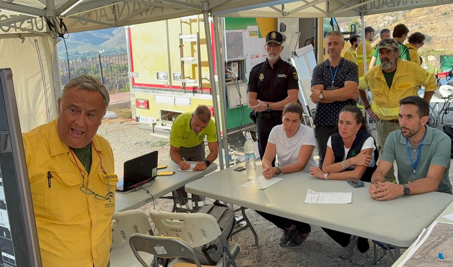 Infoca continúa los trabajos para estabilizar el incendio de Lubrín tras una noche complicada