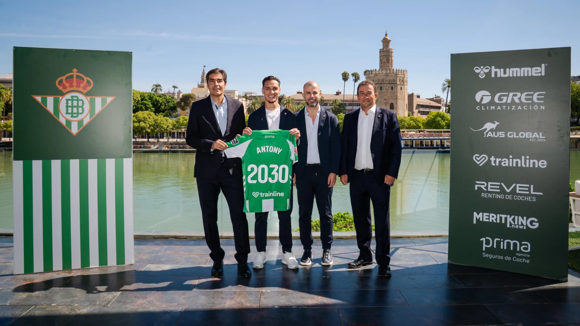 El Real Betis celebra el acto de bienvenida de Antony en Triana