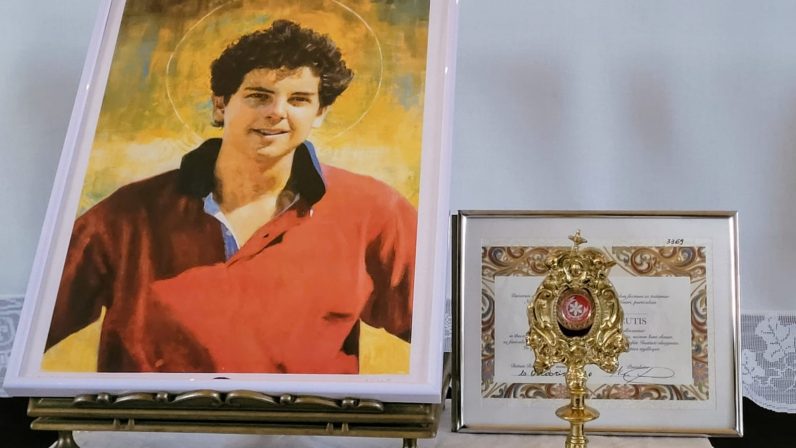 La Parroquia San José de Dos Hermanas acoge una reliquia del beato Carlo Acutis