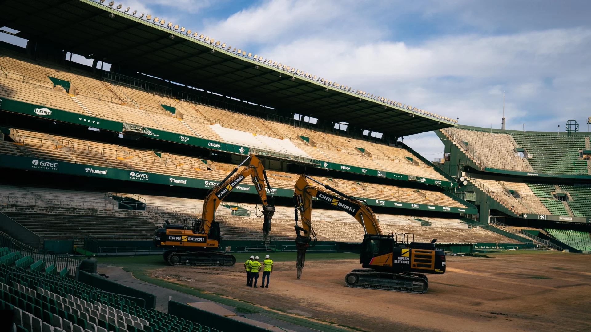 El Real Betis inicia la demolición de la grada de Preferencia del Benito Villamarín