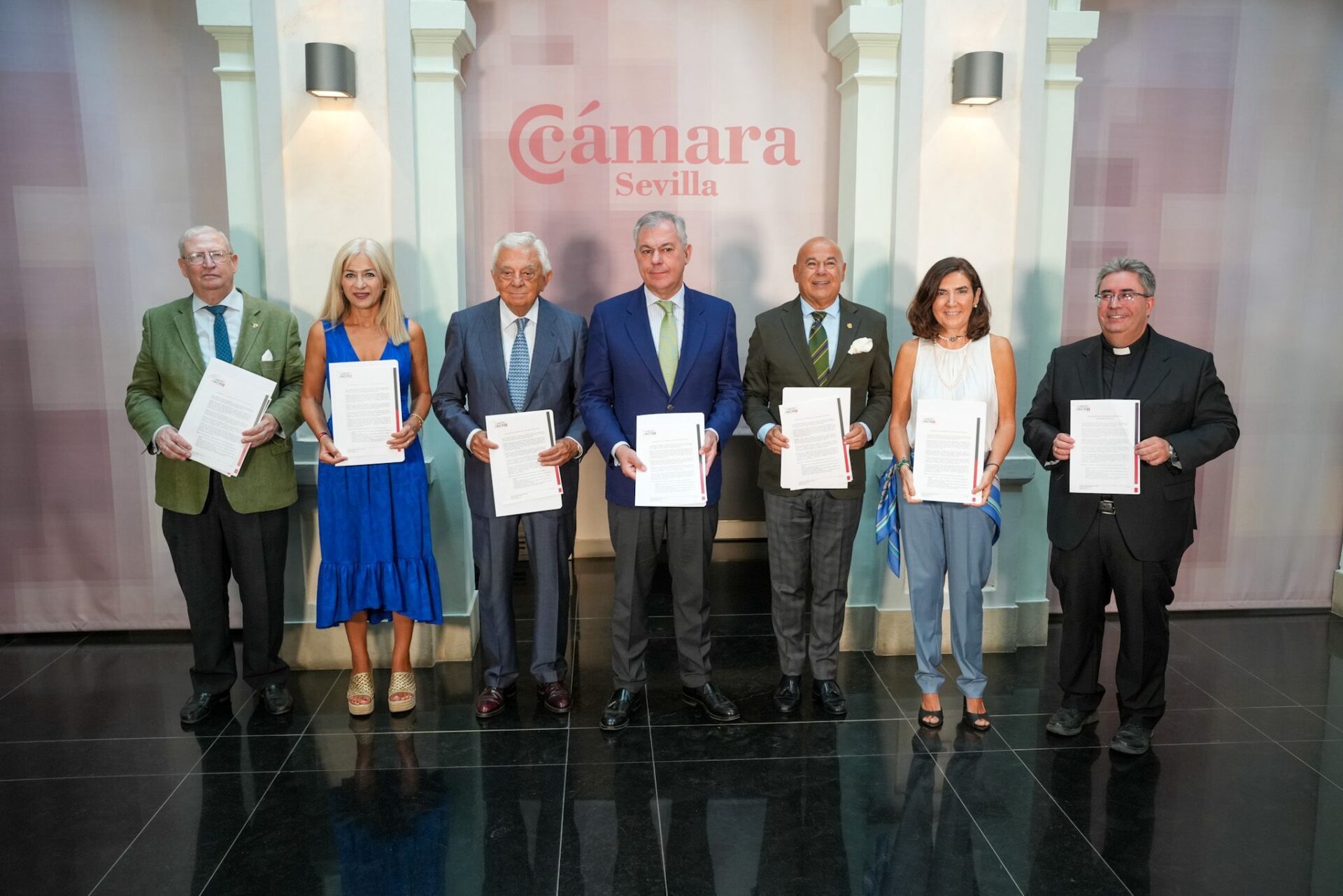 El alcalde de Sevilla afirma que “no vamos a dar ni un paso atrás” en la defensa del Arte Sacro de Sevilla ante las amenazas del comercio exterior