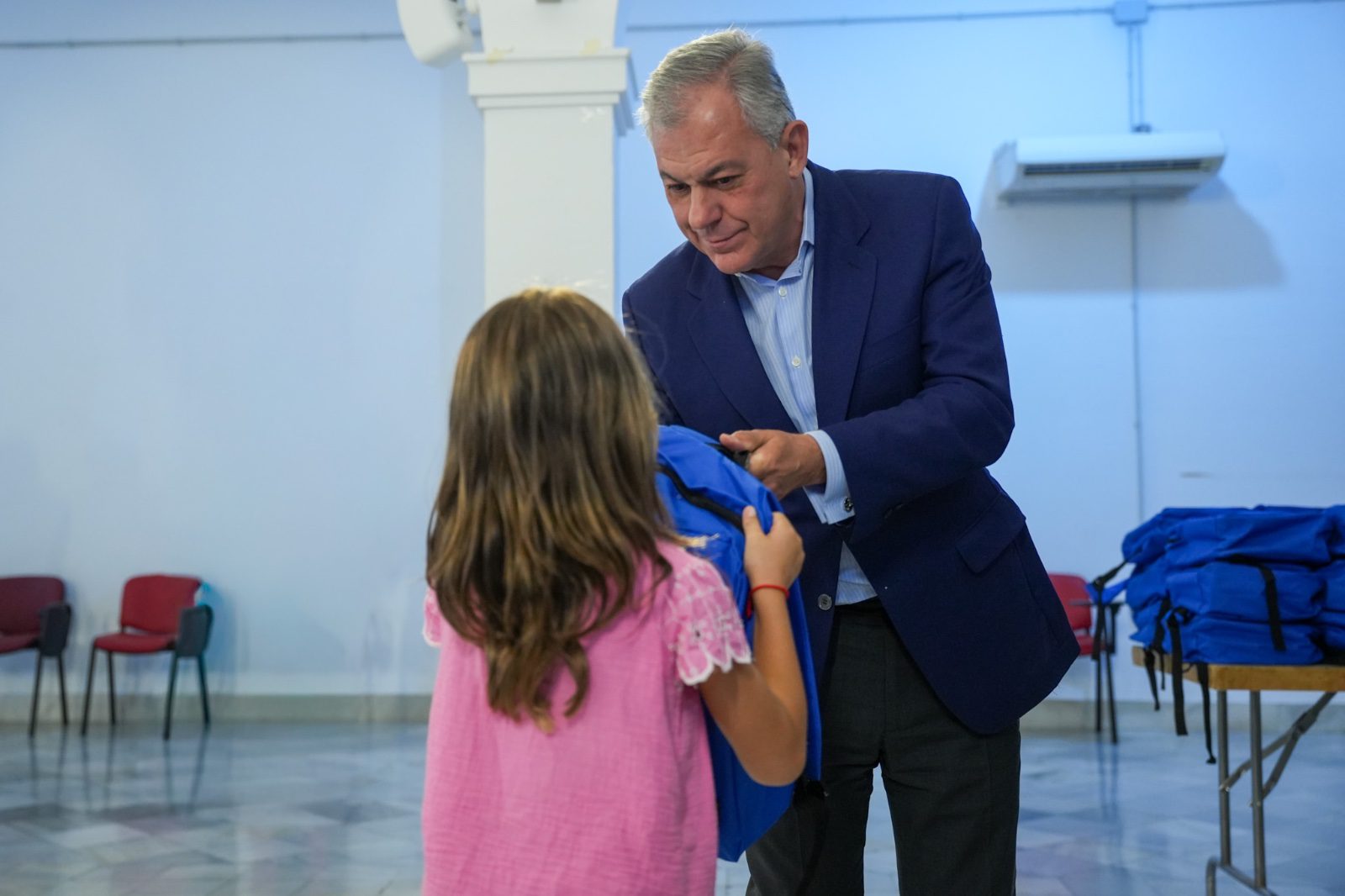 El alcalde Sanz entrega las primeras mochilas del programa Equípate para el curso 2025-2026