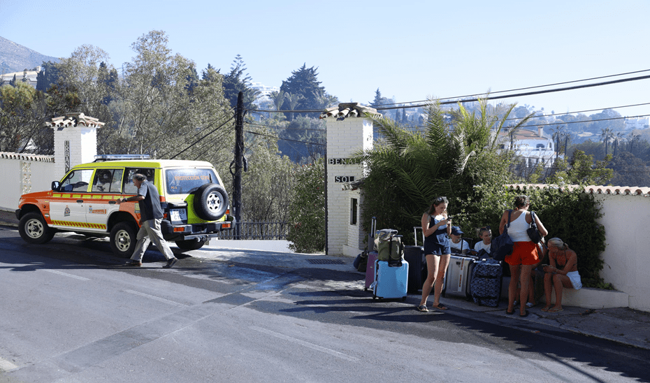 Un centenar de desalojados por un incendio urbano de vegetación en Benalmádena