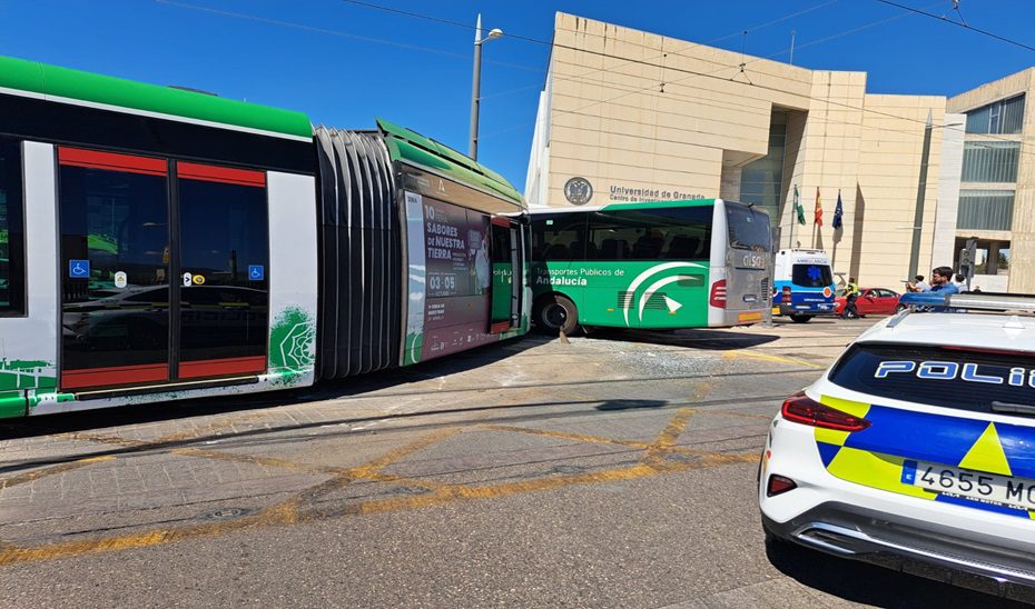 Un total de nueve heridos leves al colisionar un autobús contra el Metro de Granada