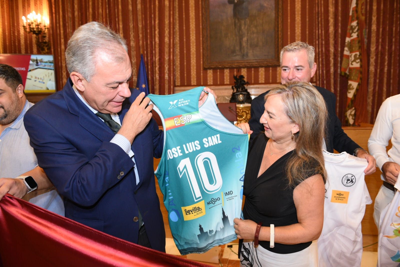El alcalde de Sevilla, José Luis Sanz, recibe al Club Balonmano Playa Sevilla, referente nacional de este deporte