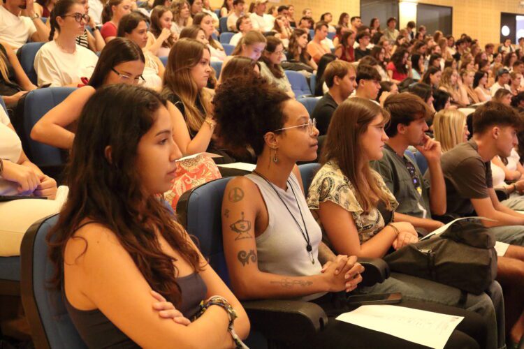 Más de 600 estudiantes de movilidad inician su experiencia académica en la Universidad Pablo de Olavide   Hoy y mañana se celebran las Jornadas de Bienvenida de Estudiantes de Entrada (Incoming), un encuentro diseñado para acompañar al alumnado de los Programas Erasmus y SICUE por los distintos servicios e instalaciones del Campus de la UPO