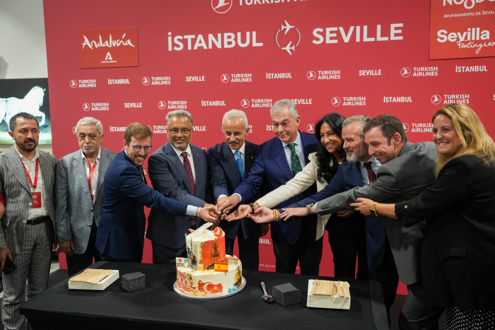Sevilla celebra la llegada del primer vuelo directo de Turkish Airlines procedente de Estambul