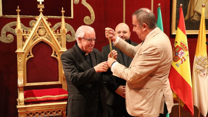 Mons Saiz Meneses, hermano mayor honorario de la Hermandad de la Virgen de la Sangre de Huévar del Aljarafe