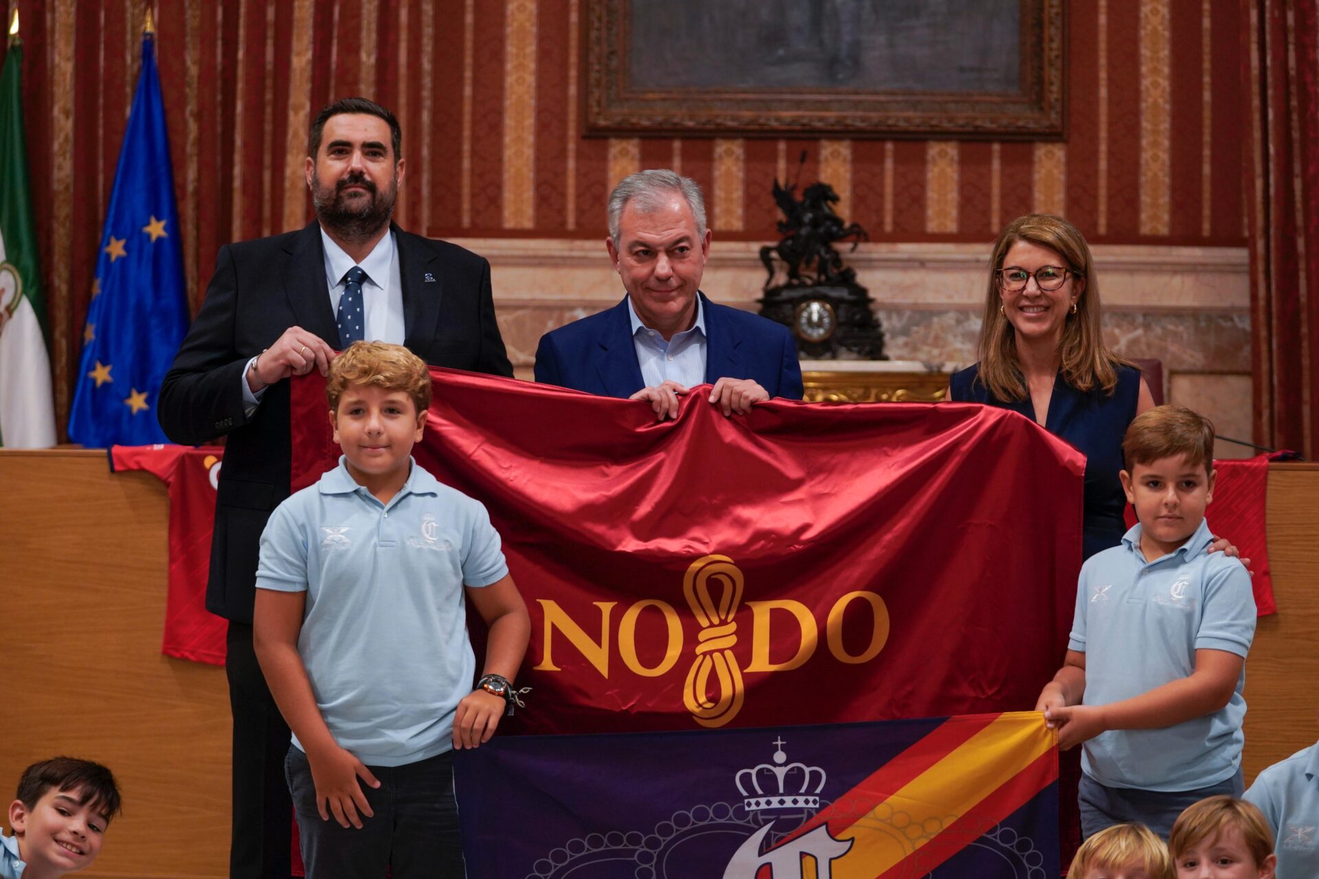 El alcalde de Sevilla, José Luis Sanz, recibe a la cantera del Real Ciencias Rugby Sevilla y destaca que “la formación en deporte y valores de equipo es una prioridad”