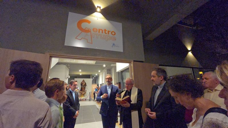 El arzobispo de Sevilla bendice el nuevo Centro Arrupe Sevilla, «casa de espiritualidad, cultura, diálogo fe-justicia y servicio»