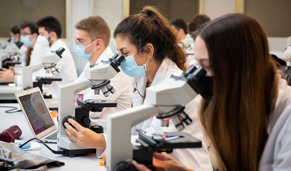 La Junta recibe 3.670 solicitudes a la convocatoria de complementos autonómicos para docentes e investigadores universitarios