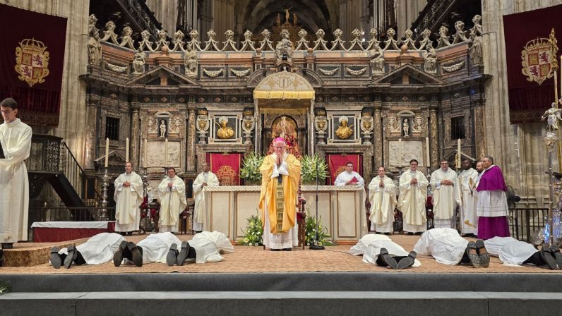Mons. Saiz Meneses a los seis nuevos diáconos: “Id a las periferias visibles e invisibles”