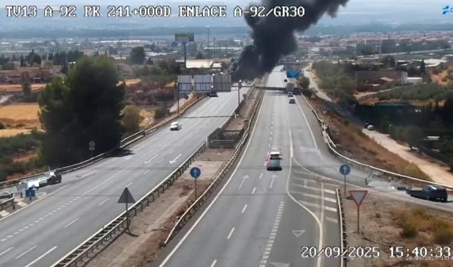 Arde un autobús en la A-92 en Albolote sin causar heridos
