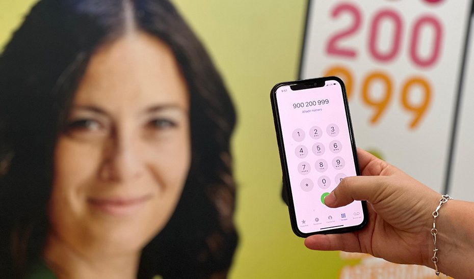 Las llamadas al teléfono andaluz de atención a las mujeres aumentan un 28% durante este verano