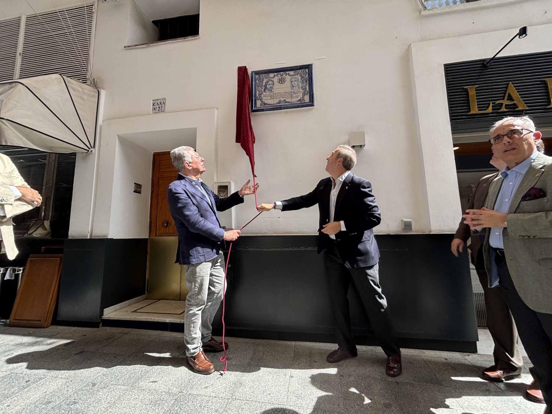 El alcalde inaugura el azulejo que la Hermandad de Santa Genoveva dedica al escultor Paz Vélez junto al arco del Postigo